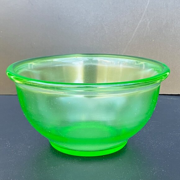 Hazel Atlas Green Uranium Glass 7 inch Rolled Lip Mixing Bowl - Picture 5 of 12